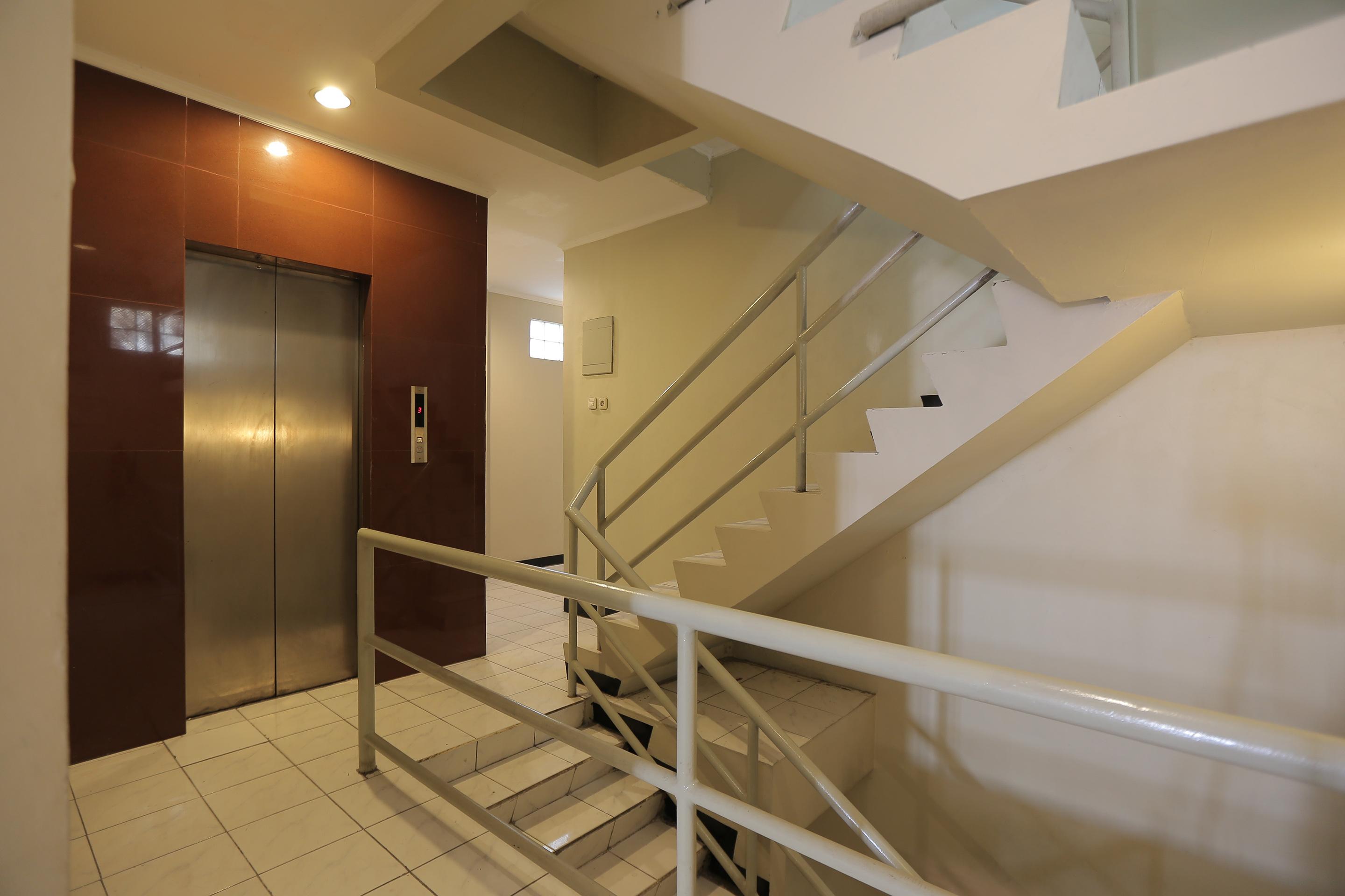 Oyo 117 Blueberry Homestay Jakarta Buitenkant foto