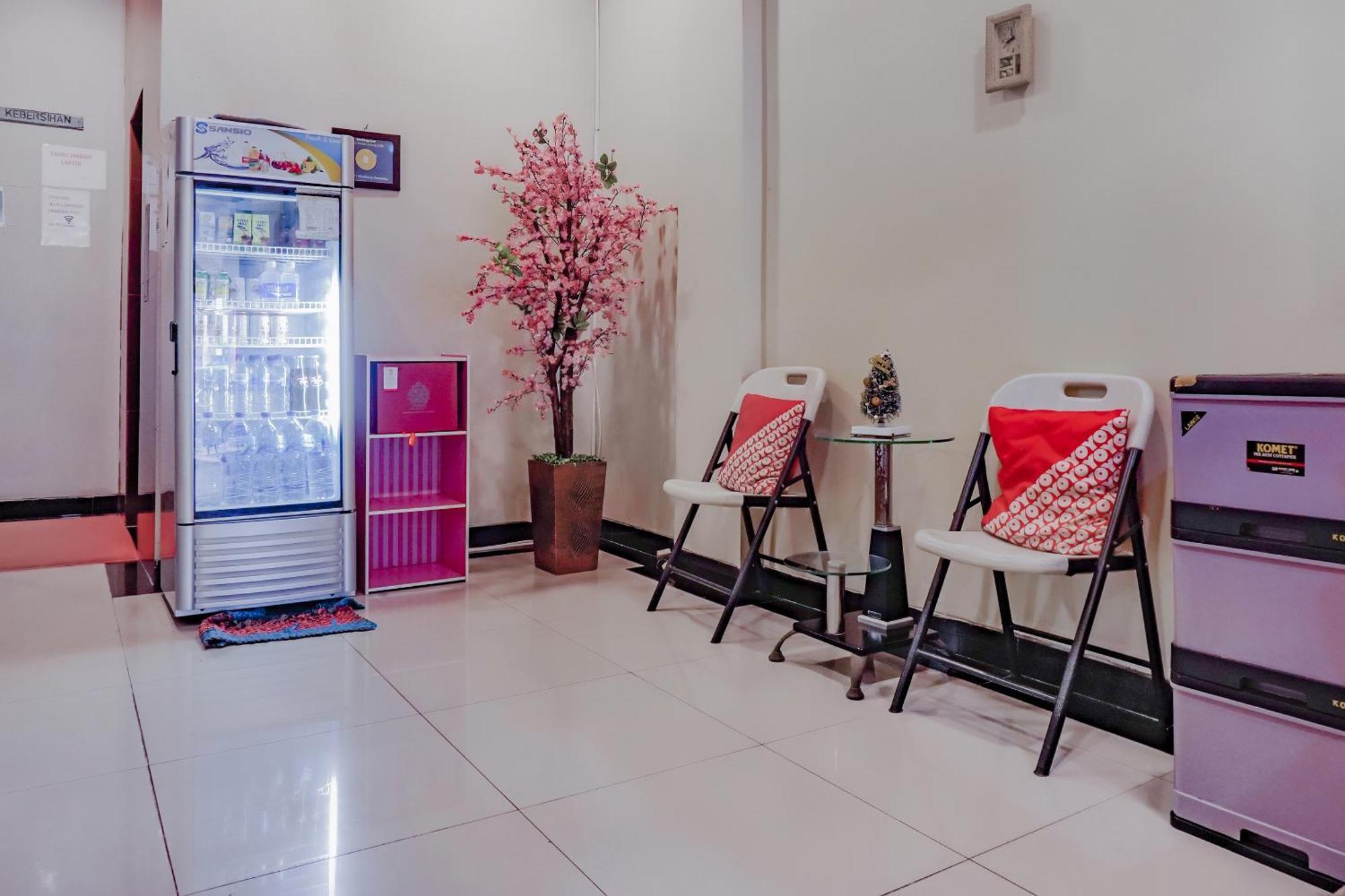 Oyo 117 Blueberry Homestay Jakarta Buitenkant foto