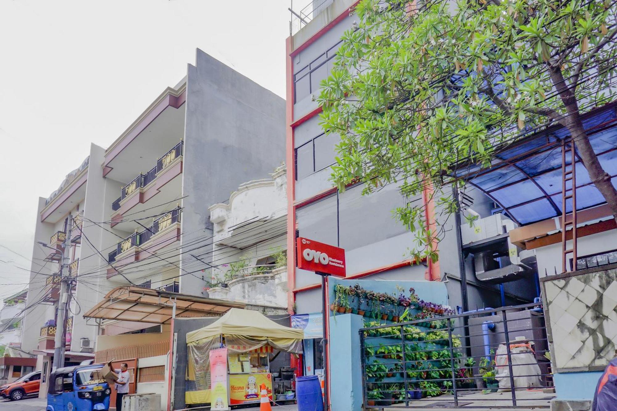 Oyo 117 Blueberry Homestay Jakarta Buitenkant foto